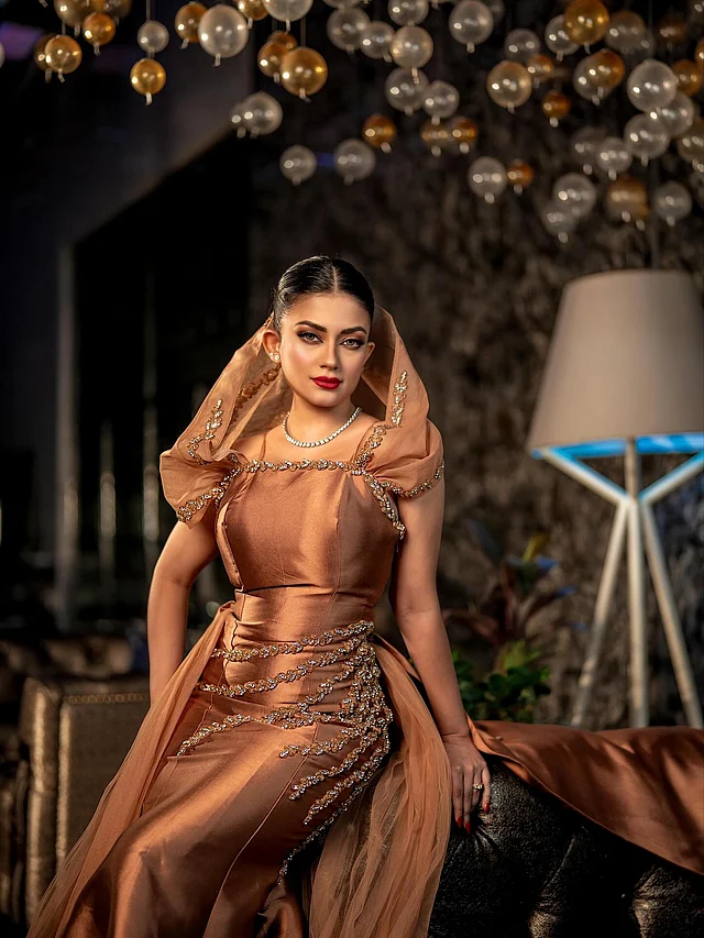 টেনে বাঁধা চুল আর লাল ঠোঁটে আকর্ষণ ছড়াচ্ছেন মন্দিরা