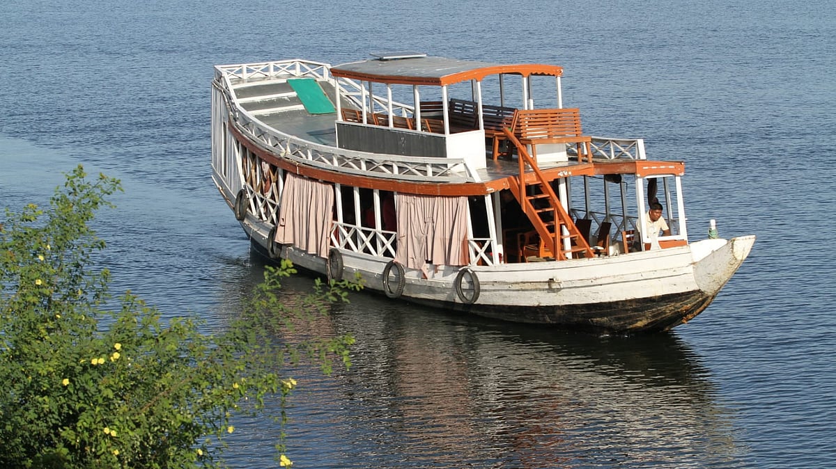 হাউস বোটে ঘুরে ঘুরে পর্যটকেরা হ্রদের সৌন্দর্য উপভোগ করেন