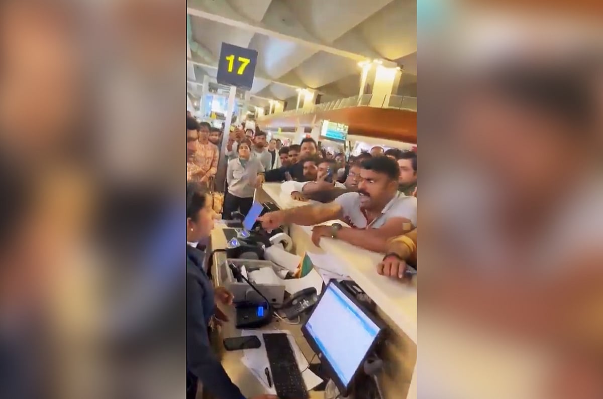 আমার মেয়ের রক্তক্ষরণ হচ্ছে: বিমানবন্দরে বাবার আকুতি