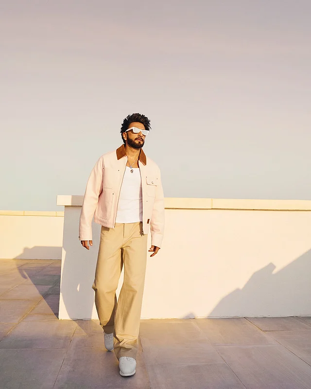 রণবীর সিং পরেছিলেন লুই ভিতোঁর একটি চোখধাঁধানো চেরি ব্লসম পিংক ওয়ার্কওয়ার ব্লোসেন