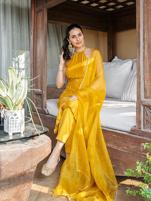 বাসন্তী সালওয়ার কামিজ আর জুতির সঙ্গে লম্বা ঝুলের চাঁদবালিতে চোখ জুড়াচ্ছেন এই নতুন নায়িকা