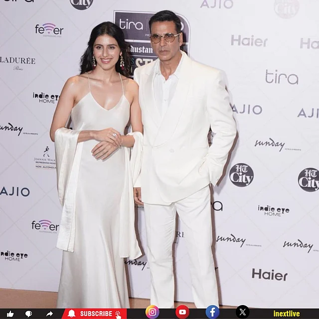 সাদা ক্যামিসোল ড্রেসে স্প্যাগেটি স্ট্র্যাপ। সঙ্গে ম্যাচিং স্টোল। চাচা অক্ষয় কুমারের সঙ্গে ম্যাচিং লুকে এভাবেই দেখা গিয়েছে সিমরানকে