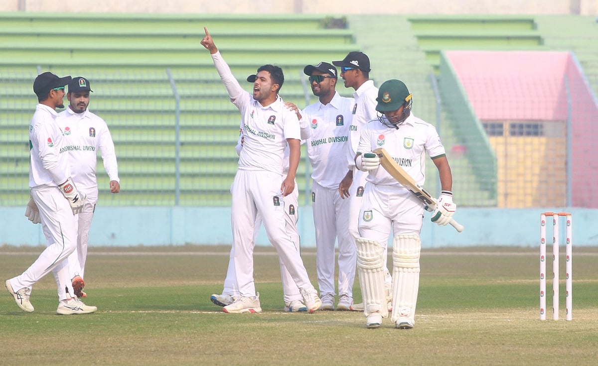 জাতীয় ক্রিকেট লিগ: ট্রফিতে এক হাত দিয়ে রাখল রংপুর