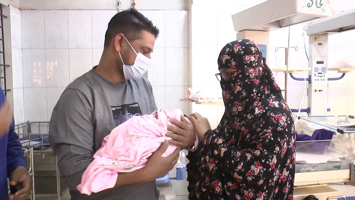 মাদারীপুরে হাসপাতালের শৌচাগার থেকে উদ্ধার নবজাতক পেল নতুন ঠিকানা