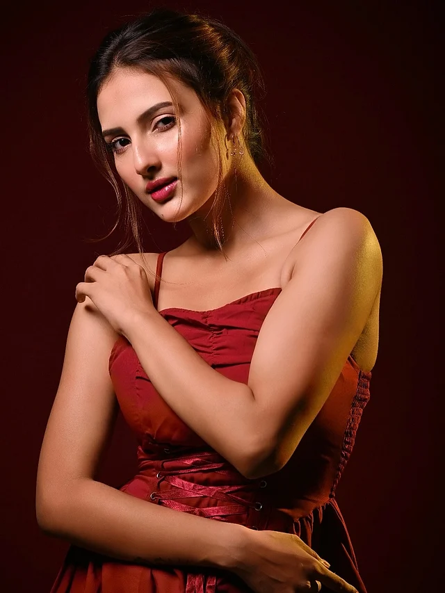 মেরুন স্লিভলেস ড্রেসে আকর্ষ্ণ ছড়াছেন এখানে জ্যোতির্ময়ী