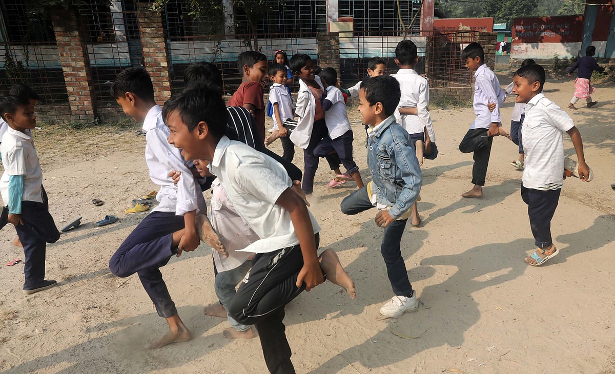 স্কুল মাঠে গ্রামীণ খেলা