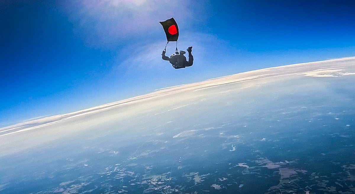 বিজয় দিবসে সর্বাধিক পতাকা হাতে প্যারাস্যুটিং করে বিশ্ব রেকর্ড গড়ার প্রস্তুতি