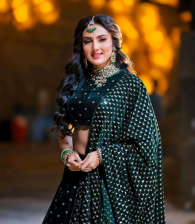 ঝলমলে কালো লেহেঙ্গা আর জড়োয়া গয়নায় অত্যন্ত জমকালো লুকে দেখা যাচ্ছে এই সুন্দরী অভিনেত্রীকে। 