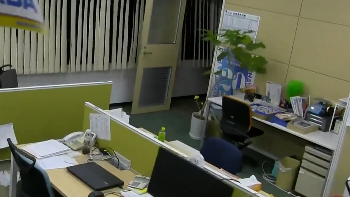 সিসিটিভিতে ধরা পড়ল জাপানের ৭.৫ মাত্রার ভূমিকম্প