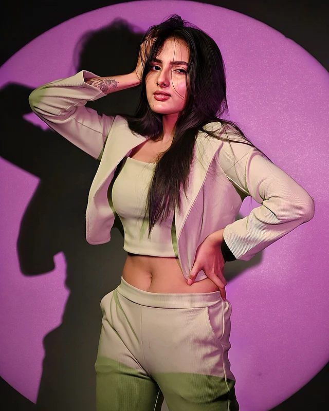 ম্যাচিং শর্ট জ্যাকেট, ক্রপড ত্যাংক টপ আর প্যান্টে অ্যাথলিজারের আমেজ