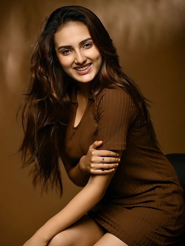 আবেদন ছড়াতে জ্যোতির্ময়ীর জন্য একটা লম্বা ব্রাউন টিশার্টই যথেষ্ট