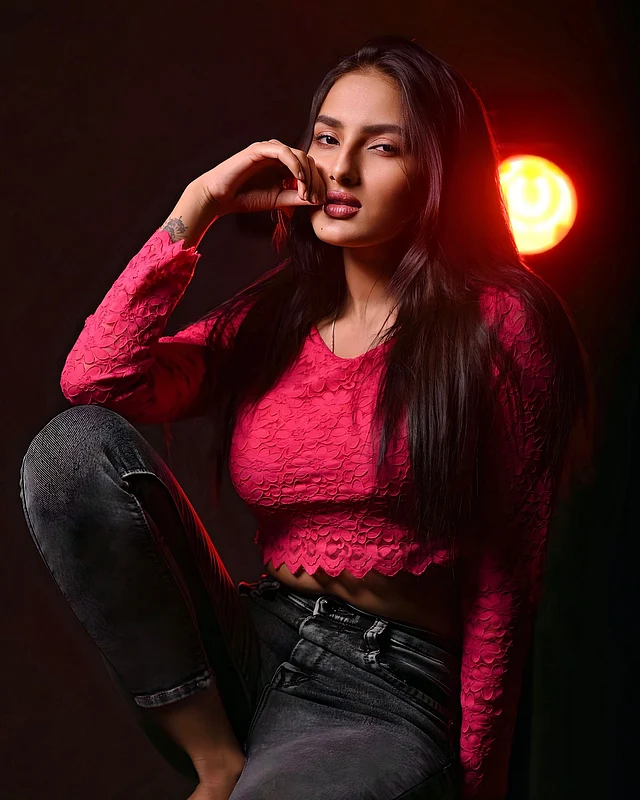 হট পিংক ফুলস্লিভ ক্রপড টপের সঙ্গে জিনসে দেখা যাচ্ছে এই জেনজি অভিনেত্রীকে