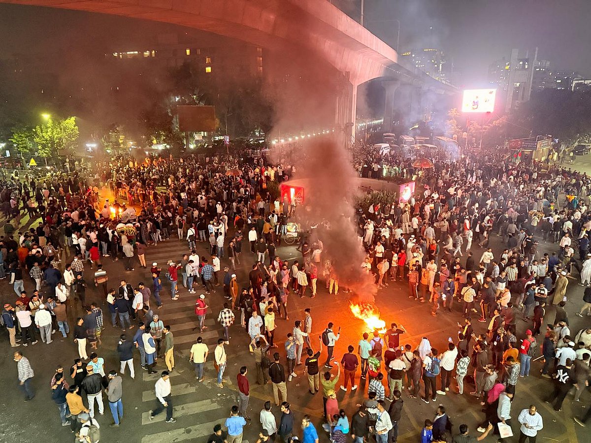 ফয়েজ আহমদ তৈয়্যবের পদত্যাগ চান মুঠোফোন ব্যবসায়ীরা, সার্ক ফোয়ারা মোড় অবরোধ
