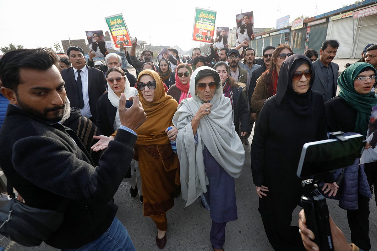 কারাগারে ইমরান খানের সাক্ষাৎ পেতে বিক্ষোভ, চড়াও পুলিশ