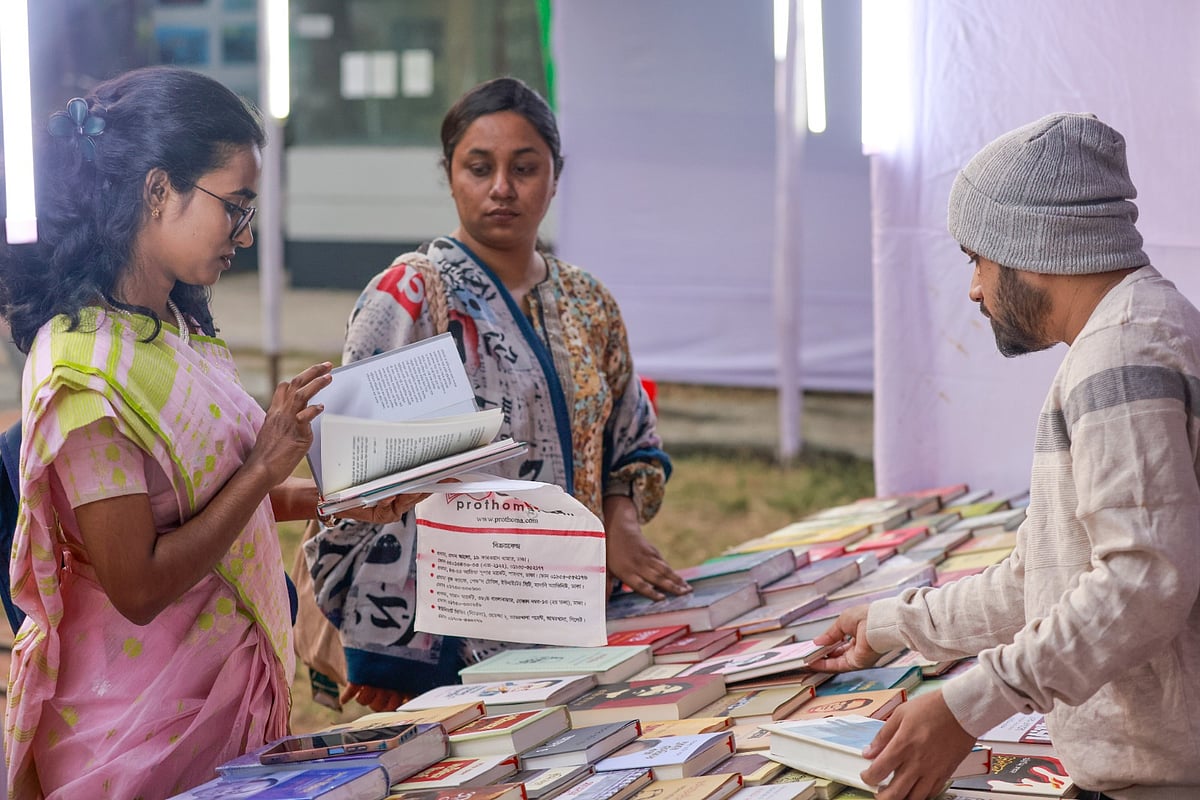 বাংলা একাডেমির প্রাঙ্গণে বই নিয়ে বিজয় মেলা