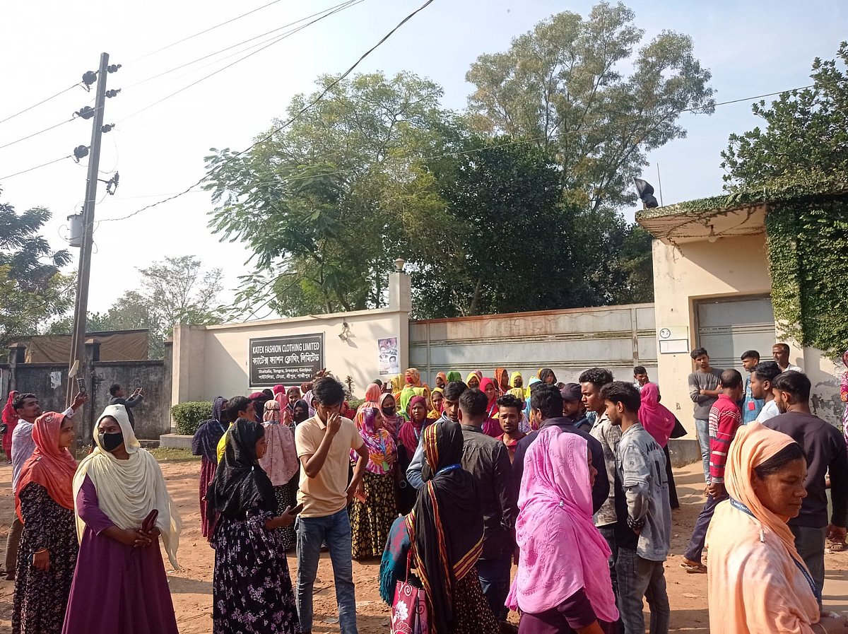শ্রীপুরে বকেয়া বেতনসহ বিভিন্ন দাবিতে বন্ধ কারখানার সামনে শ্রমিক বিক্ষোভ