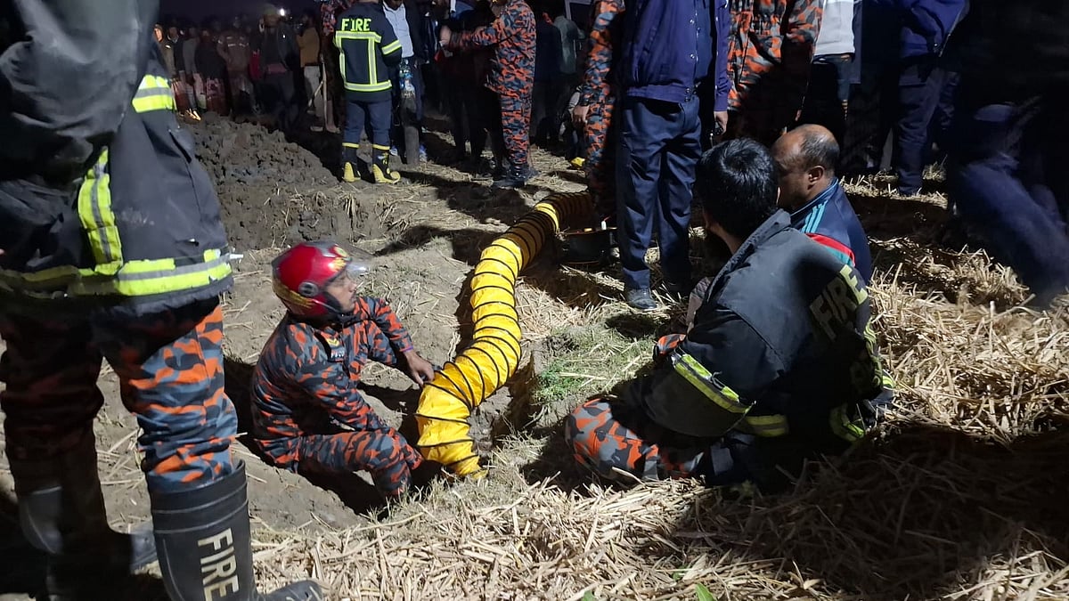 রাজশাহীতে দুই বছরের শিশু ৩০ ফুট গভীর গর্তে, ফায়ার সার্ভিস অক্সিজেন দিচ্ছে