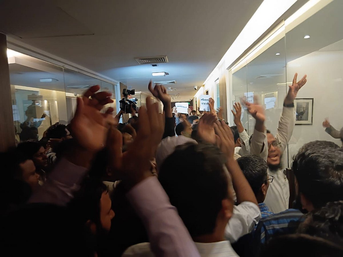 প্রায় ৭ ঘণ্টা অবরুদ্ধ থাকার পর পুলিশি সহায়তায় সচিবালয় ছাড়লেন অর্থ উপদেষ্টা