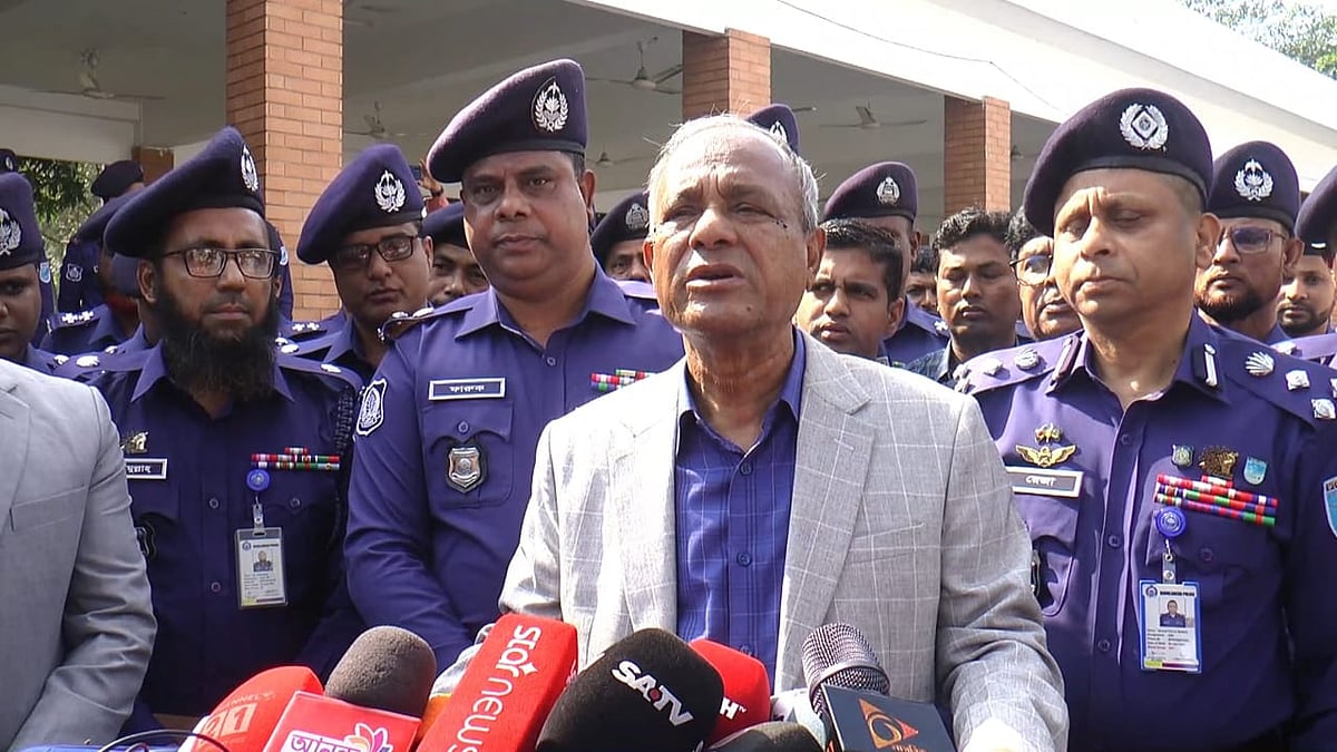 রায়পুরার চরাঞ্চলে সন্ত্রাস দমনে চিরুনি অভিযান চালানো হবে: স্বরাষ্ট্র উপদেষ্টা