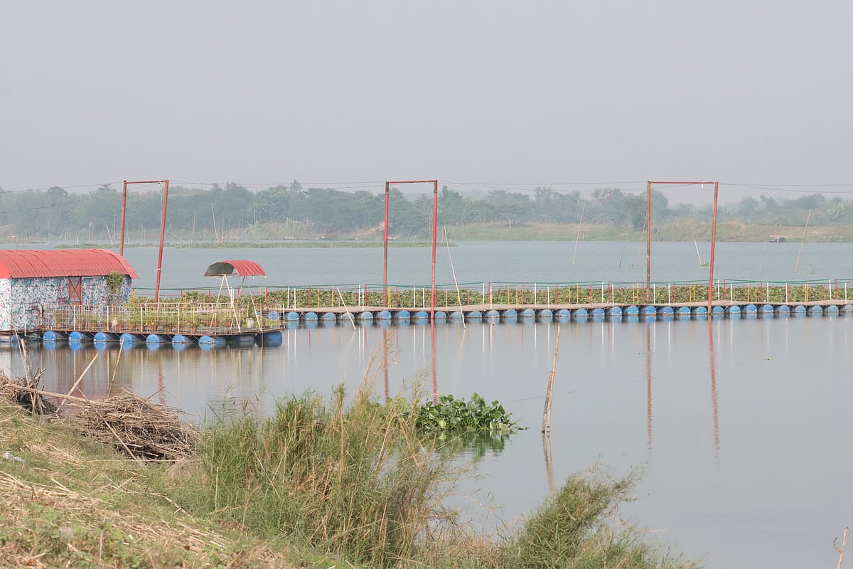 সারি সারি প্লাস্টিকের ড্রাম সাজিয়ে তৈরি করা হয়েছে দৃষ্টিনন্দন সেতুটি 