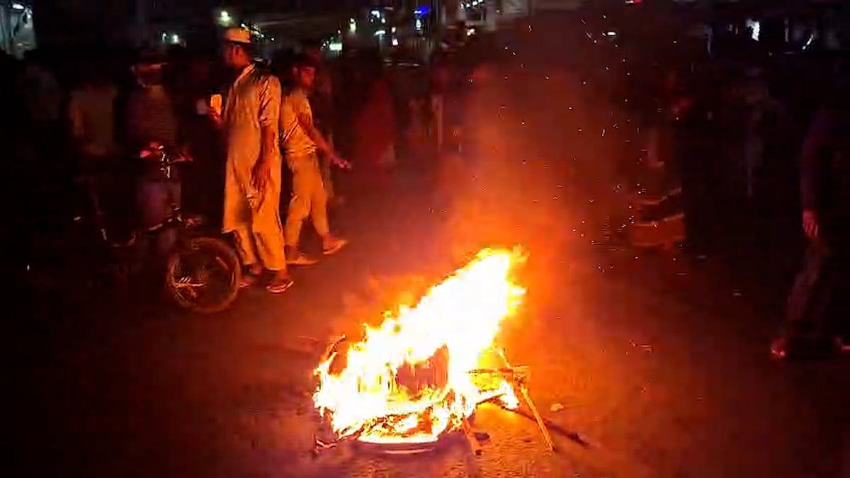 মুঠোফোন ব্যবসায়ীদের সড়ক অবরোধ, কারওয়ান বাজারে যান চলাচল বন্ধ