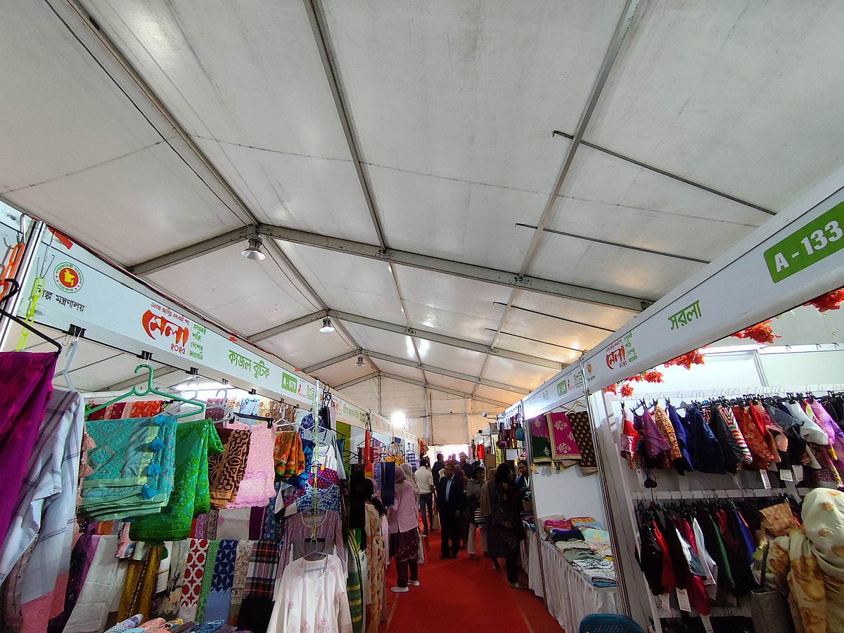 এবারের এসএমই মেলায় নজর কাড়ছে উদ্যোক্তাদের রঙিন পোশাকের কালেকশন