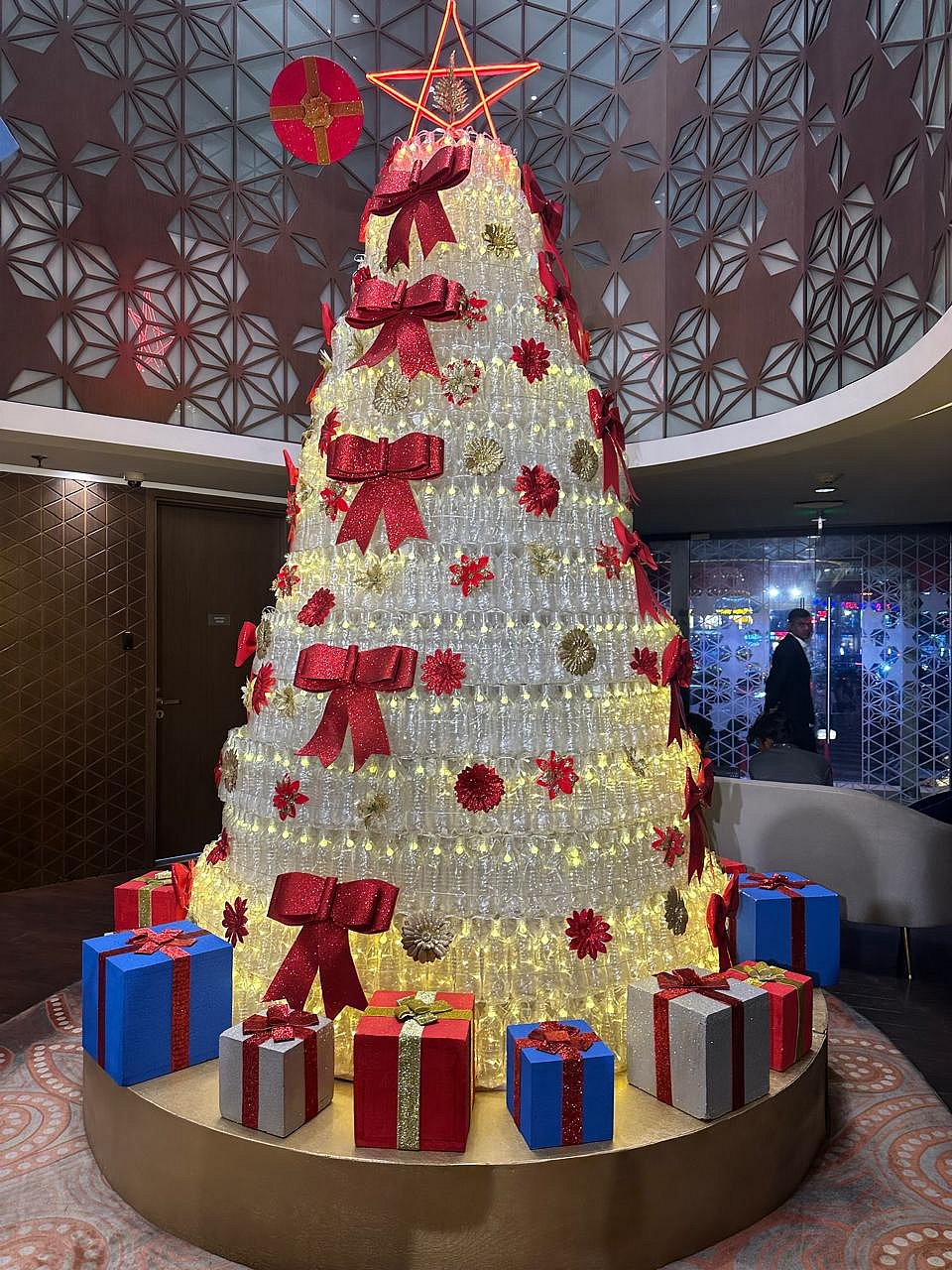 ৩,৬৮৮টি প্লাস্টিক বোতলে ক্রিসমাস ট্রি তৈরি করলো ক্রাউন প্লাজা ঢাকা গুলশান