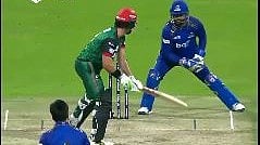 সুযোগ পেয়েও স্টাম্পিং করলেন না কিপার পুরান, ব্যাটসম্যানকে তুলে নিল দল