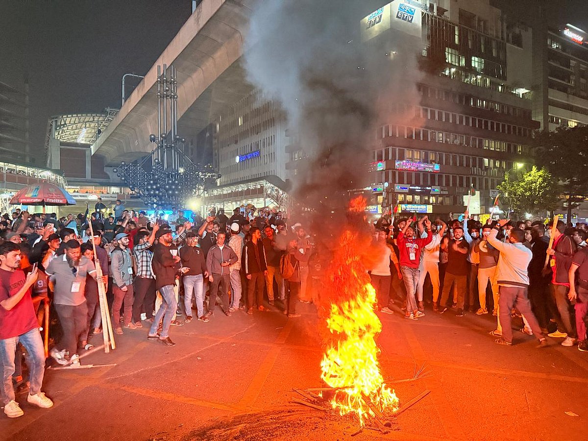 কারওয়ানবাজারে মুঠোফোন ব্যবসায়ীদের সড়ক অবরোধ, যান চলাচল বন্ধ