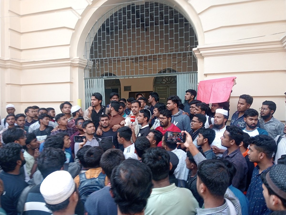 সম্পূরক বৃত্তির দাবিতে জগন্নাথ বিশ্ববিদ্যালয়ে শিক্ষার্থীদের বিক্ষোভ