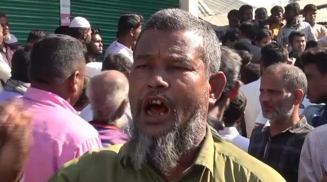 লালমনিরহাটে সারের দাবিতে কৃষকদের মহাসড়ক অবরোধ