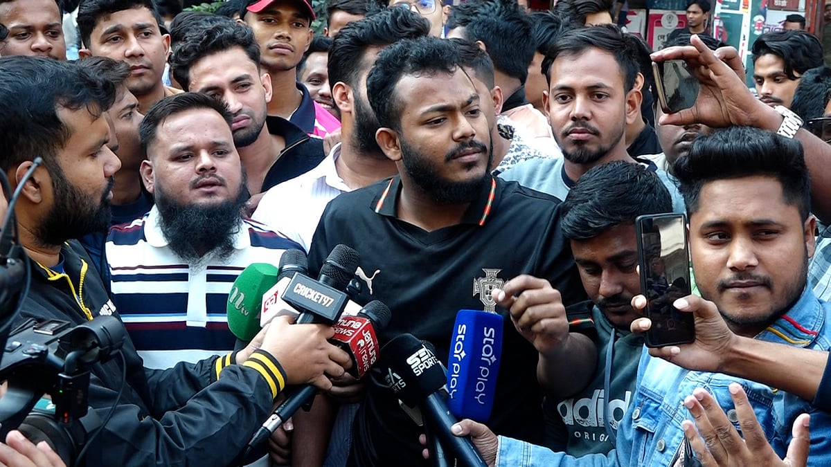 বিসিবির সামনে বিক্ষোভ করছেন কারা