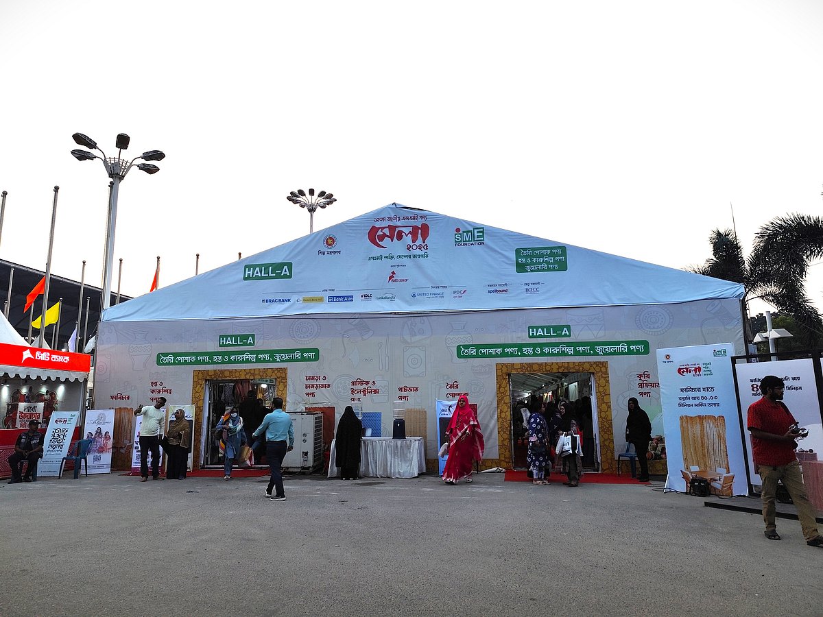 এসএমই মেলায় উদ্যোক্তাদের সৃজনশীল গয়নার পসরা