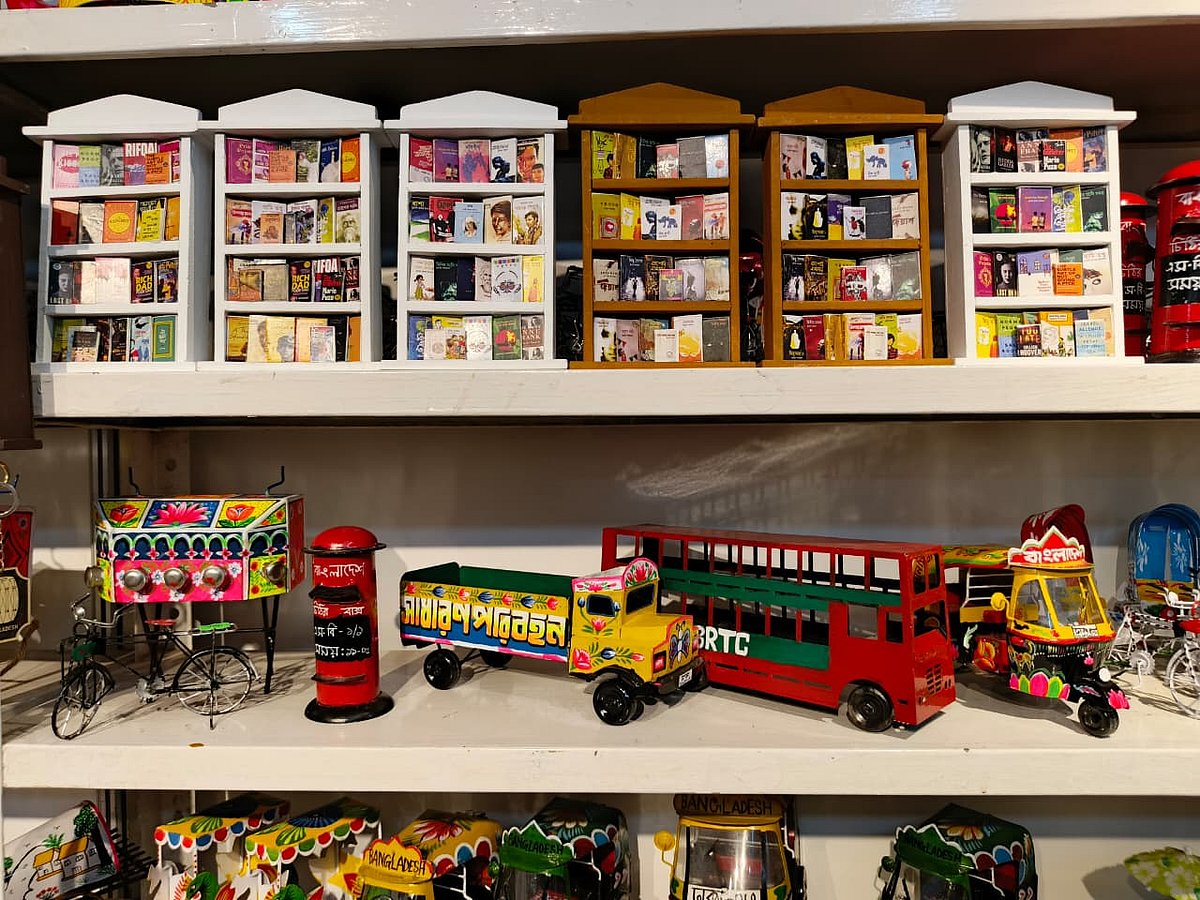 একদিকে বইয়ের তাক, অন্যদিকে টাকার গাছ, জমে উঠেছে এসএমই মেলা