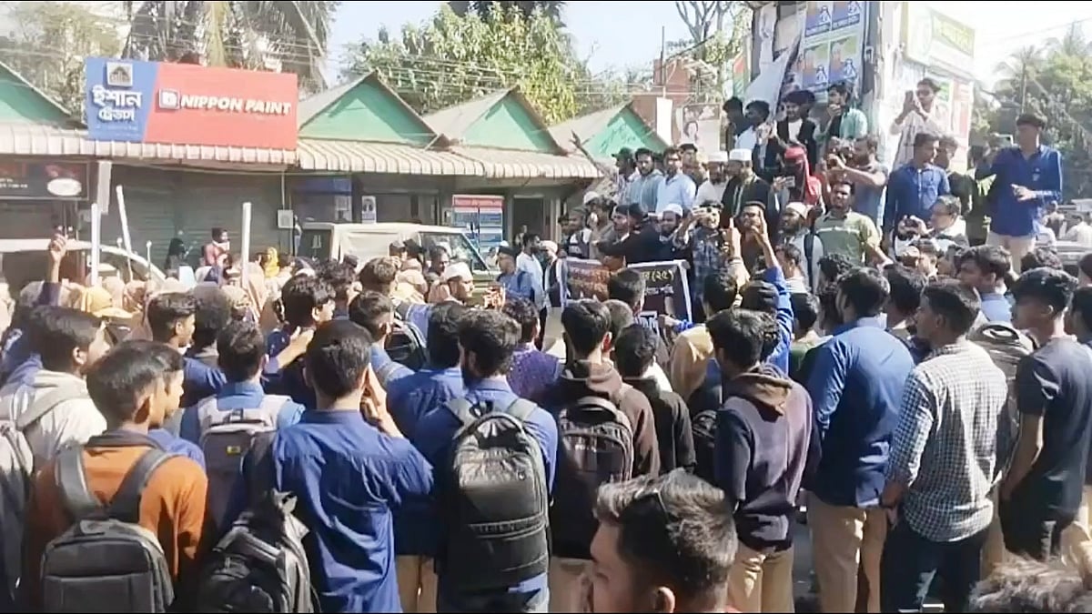 শিবচরে শিশু ধর্ষণে অভিযুক্ত যুবকের শাস্তির দাবিতে বিক্ষোভ ও মানববন্ধন