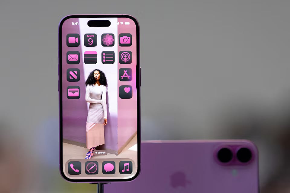 আইফোন ১৭ বাজারে এলেও কেন বিশ্বে বিক্রির শীর্ষে আইফোন ১৬