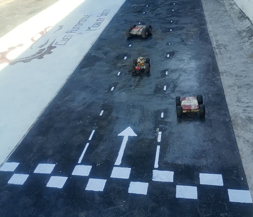 টান টান উত্তেজনা, বাঁশি বাজতেই ট্র্যাকে ছুটল রোবট গাড়ি