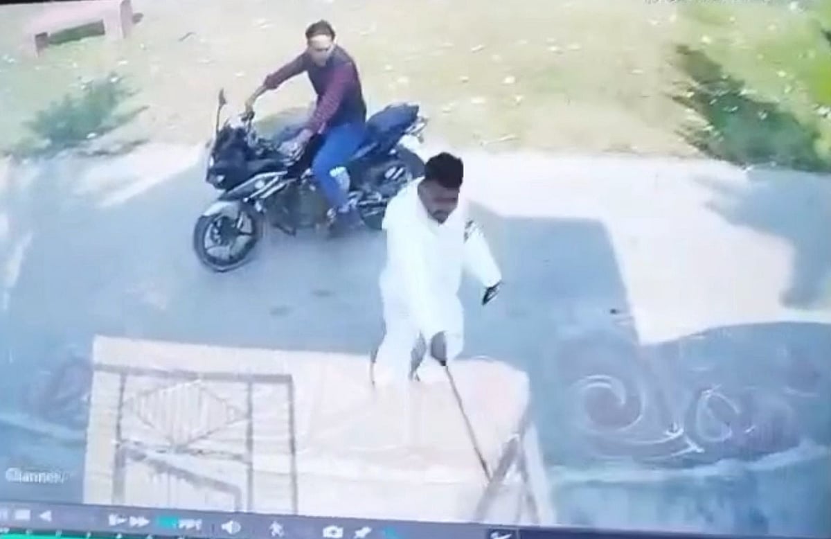 ফরিদপুরে কলেজে অস্ত্র হাতে যুবকের মহড়া, দুই দিন পর থানায় অভিযোগ