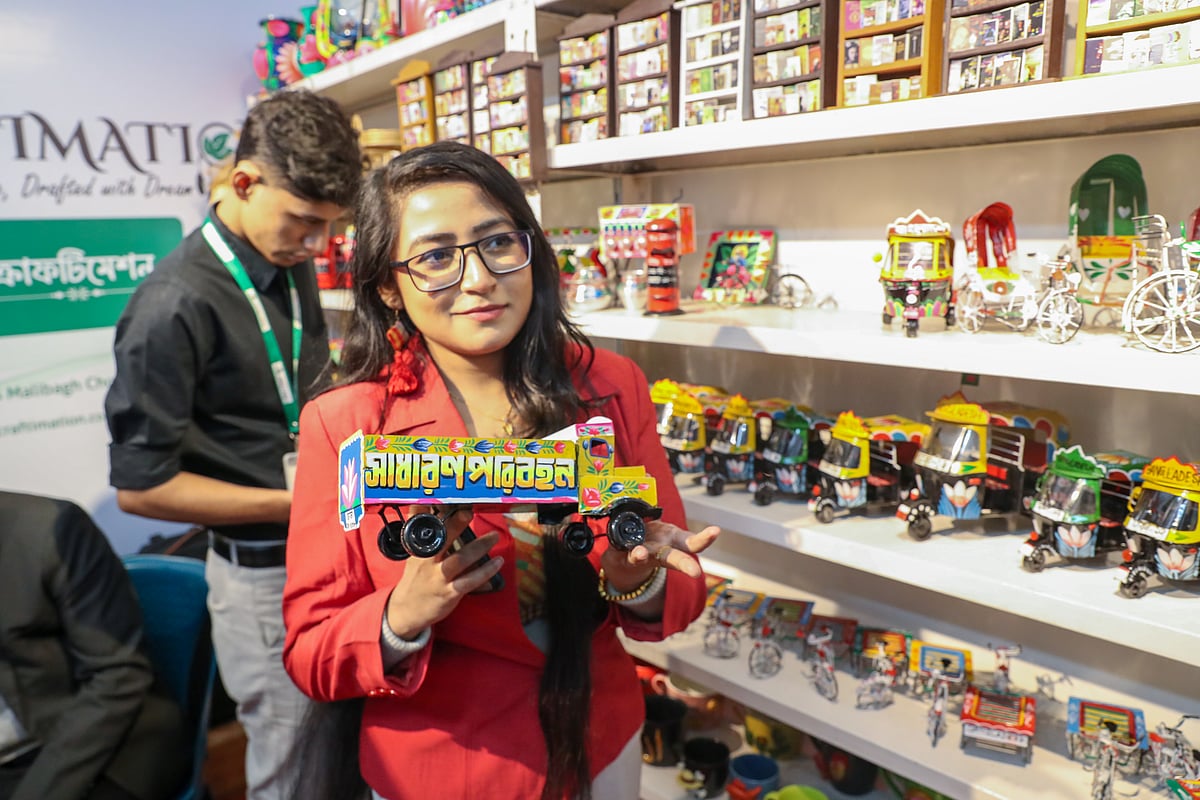 পসরা সাজিয়েছে ব্যাংক ও আর্থিক প্রতিষ্ঠান, মিলছে তাৎক্ষণিক ঋণসুবিধাও