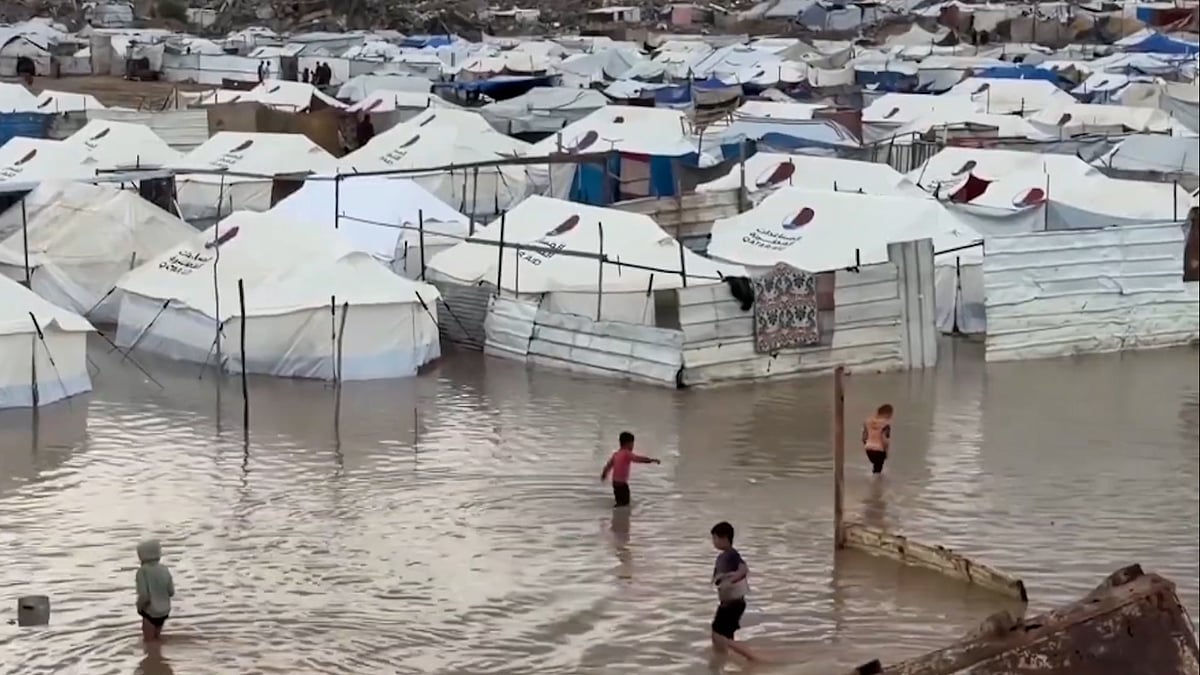 হামলার আতঙ্কের মধ্যে এবার প্রাকৃতিক দুর্যোগে বাস্তুচ্যুত ফিলিস্তিনিরা