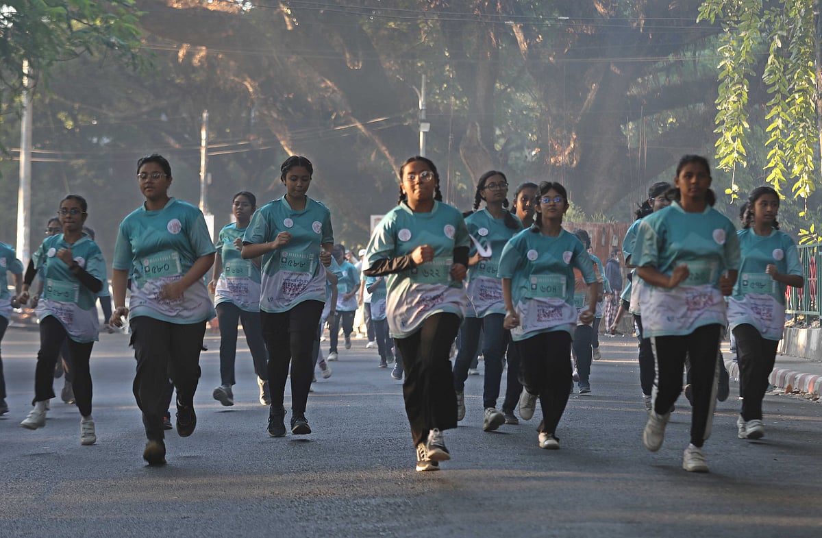 কুয়াশাভেজা সিআরবিতে দৌড়াল পাঁচ শতাধিক শিশু-কিশোর