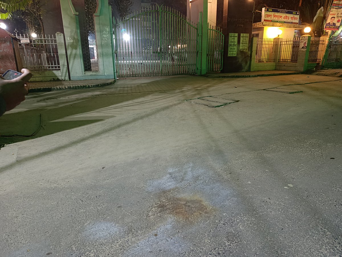 গোপালগঞ্জে আদালতের সামনের সড়কে বিস্ফোরণ