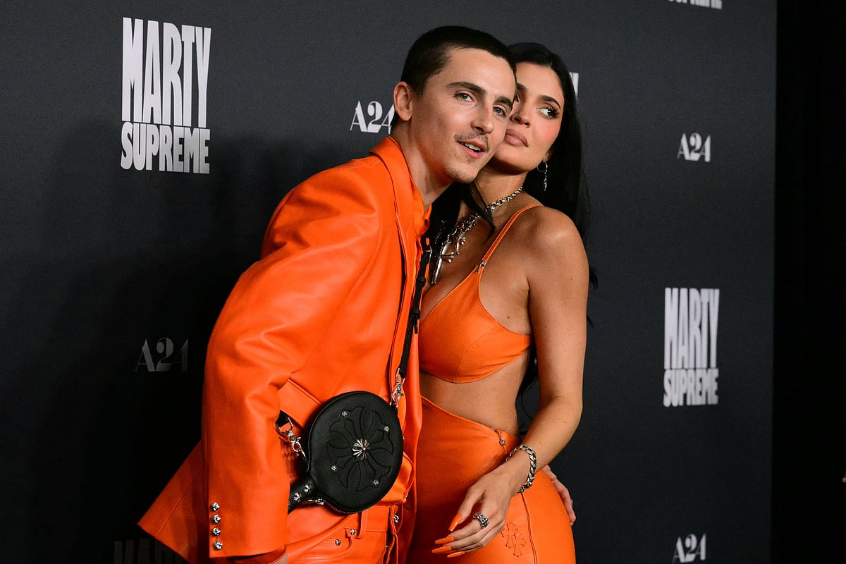 আর গোপনে নয়, প্রকাশ্যে এলেন ম্যাচিং পোশাকে