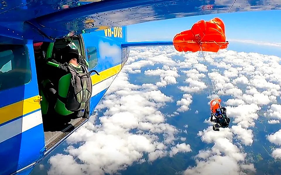 ১৫ হাজার ফুট উঁচুতে উড়োজাহাজের ডানায় আটকে গেলেন স্কাইডাইভার, শেষ পর্যন্ত কী হলো