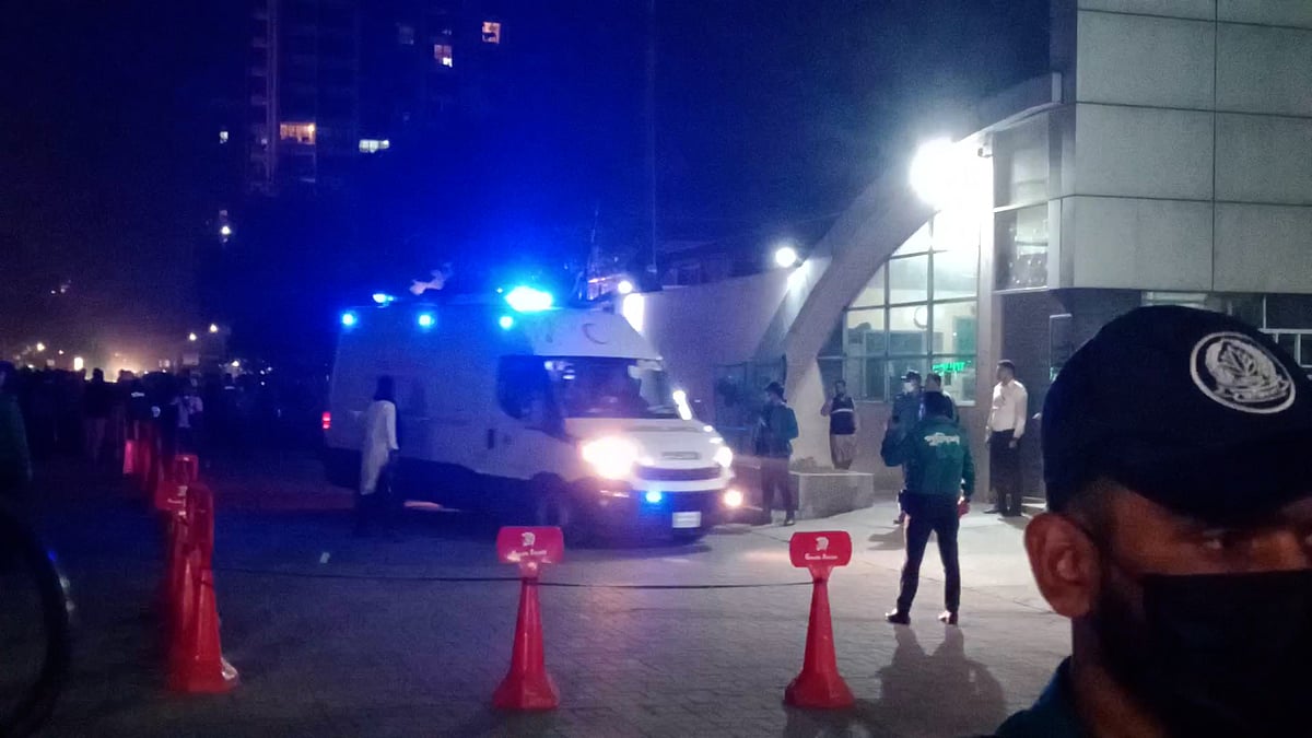 ওসমান হাদিকে ঢাকা মেডিকেল থেকে এভারকেয়ার হাসপাতালে নেওয়া হয়েছে