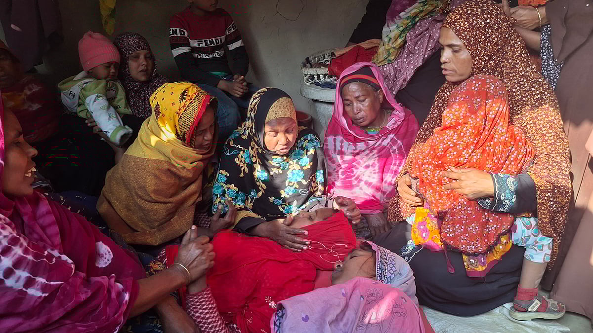 বাতাসে মায়ের হাহাকার, ‘গর্তে পড়ে ছেলেটা মা, মা বলে ডাকছিল’