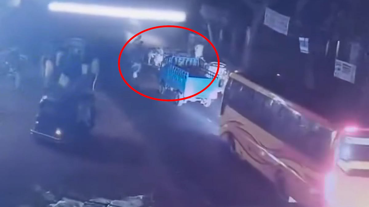 লোহাগাড়ায় দ্রুতগতির বাইকের ধাক্কায় পথচারী গুরুতর আহত