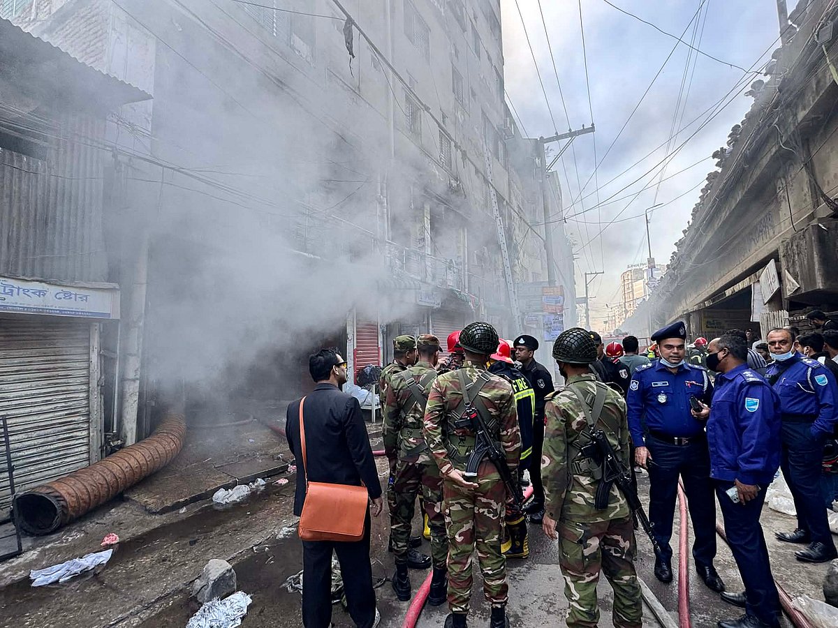 ১২ ঘণ্টা পর নিভল কেরানীগঞ্জের বহুতল ভবনের আগুন