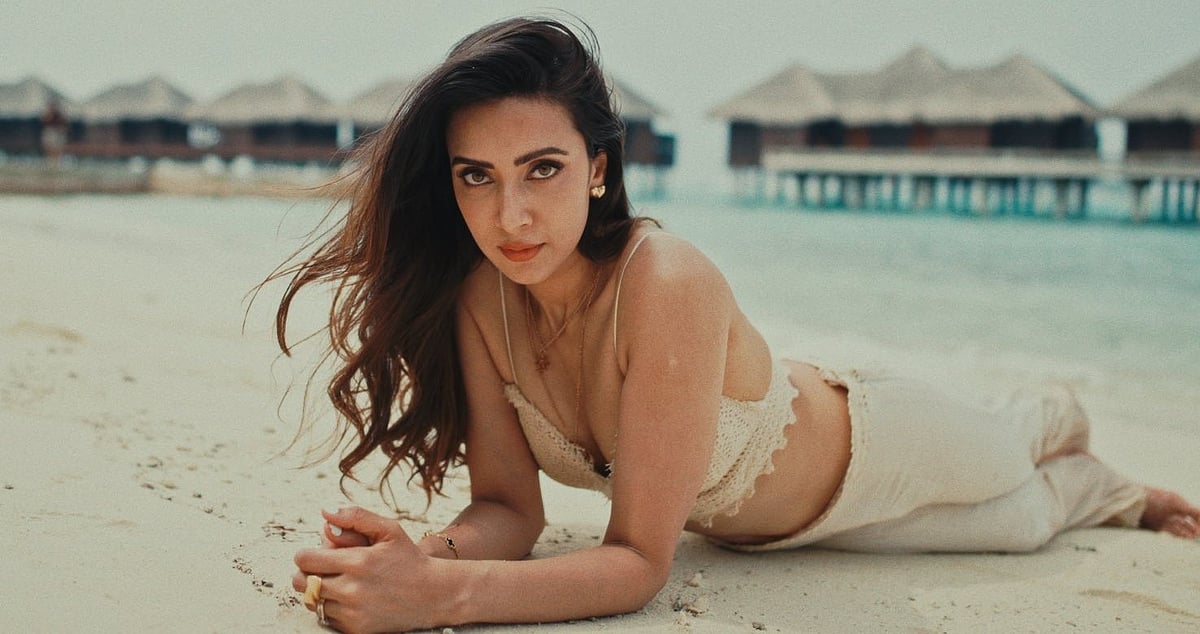 ‘ভাঙতে হয়, জোড়া লাগতে হয়’—মালদ্বীপে মিমের উপলব্ধি