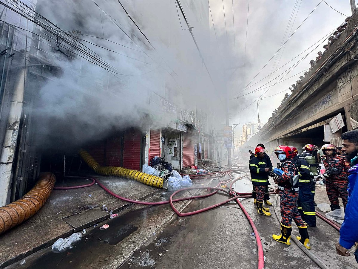 কেরানীগঞ্জের সেই ভবন থেকে মালামাল সরিয়ে নিচ্ছেন বাসিন্দারা